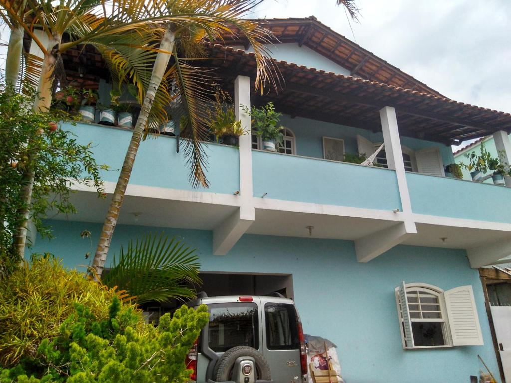 卡尚布的住宿－Hostel Cantinho da Paz，停在蓝色房子前面的卡车