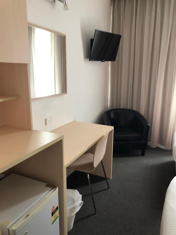 TV a/nebo společenská místnost v ubytování Adelaide Airport Motel