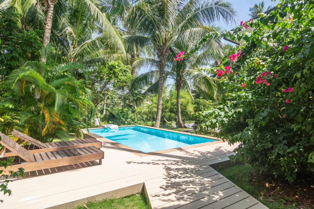 uma piscina num resort com palmeiras em Baan Manaao em Hinkong