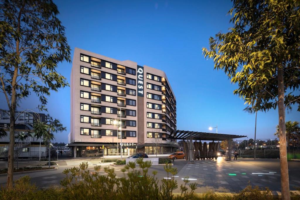 ein Hotelgebäude mit einem davorliegenden Parkplatz in der Unterkunft Quest Penrith in Penrith