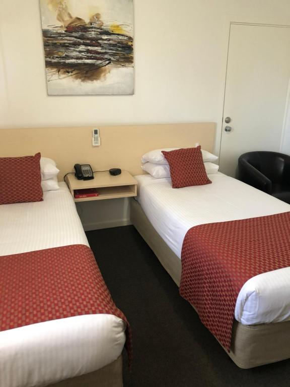 Postel nebo postele na pokoji v ubytování Adelaide Airport Motel