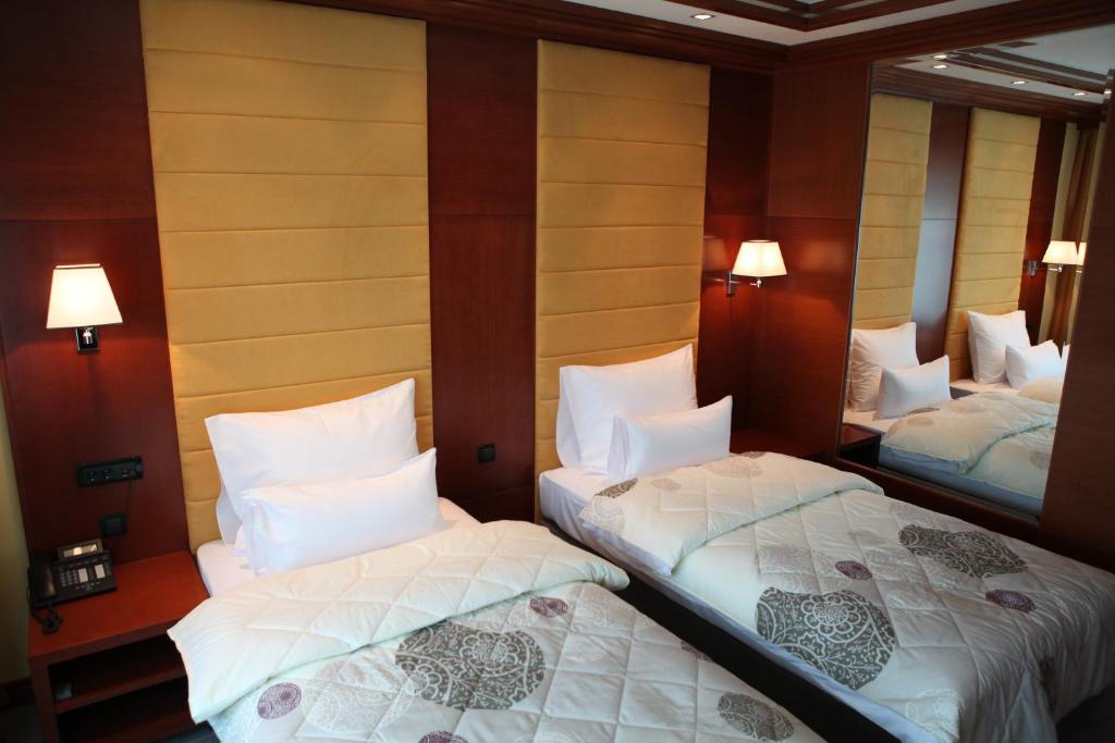 Postel nebo postele na pokoji v ubytování Garni Hotel Aleksandar