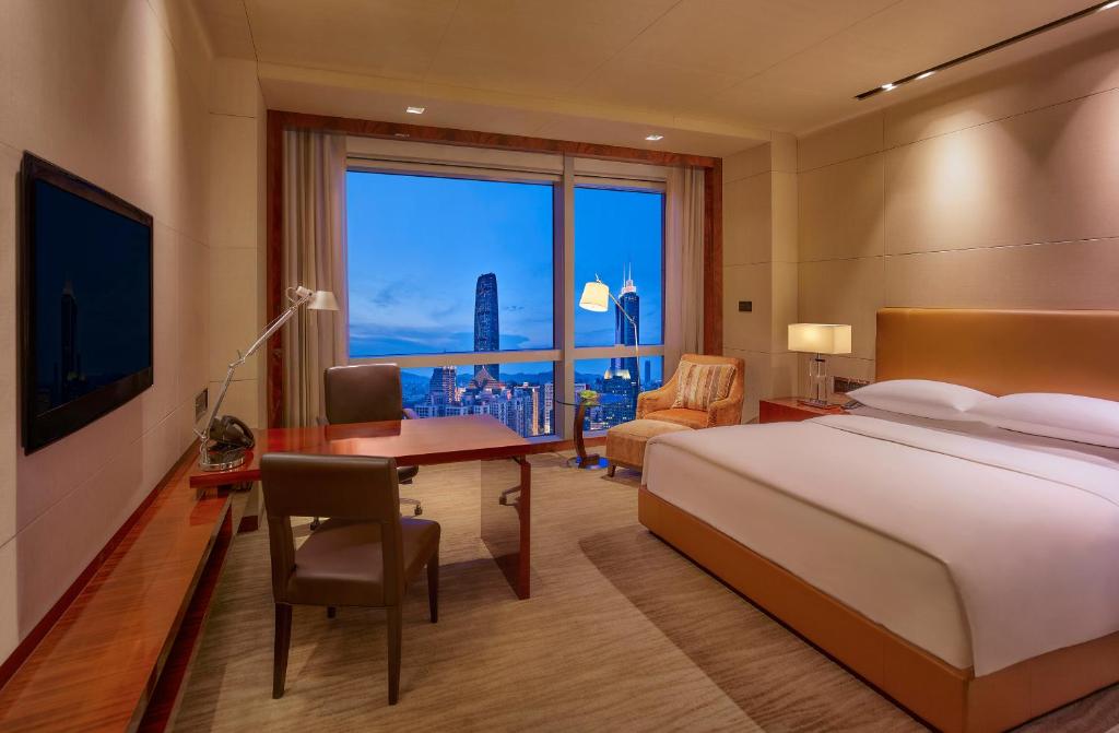 Postel nebo postele na pokoji v ubytování Grand Hyatt Shenzhen