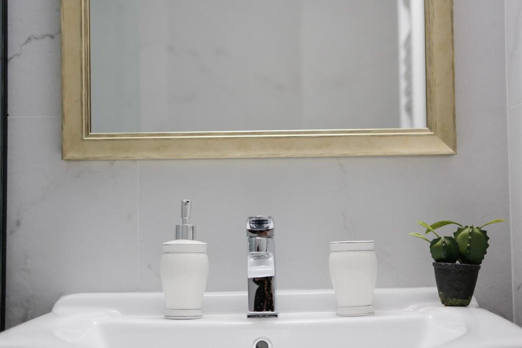 Fotografia z galérie ubytovania # Alegra Apartment , 10mtrs from VENIZELOU Metro Station v Solúne