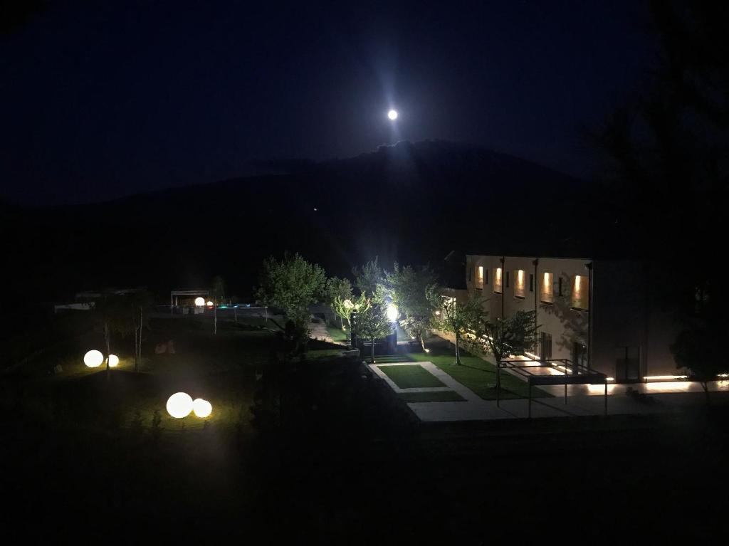 Nespecifikovaný výhled na hory nebo výhled na hory při pohledu z hotelu