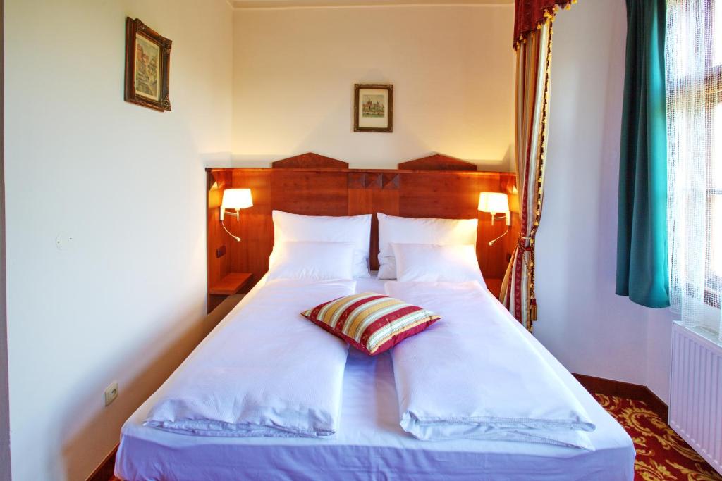 Postel nebo postele na pokoji v ubytování Hotel Fortna