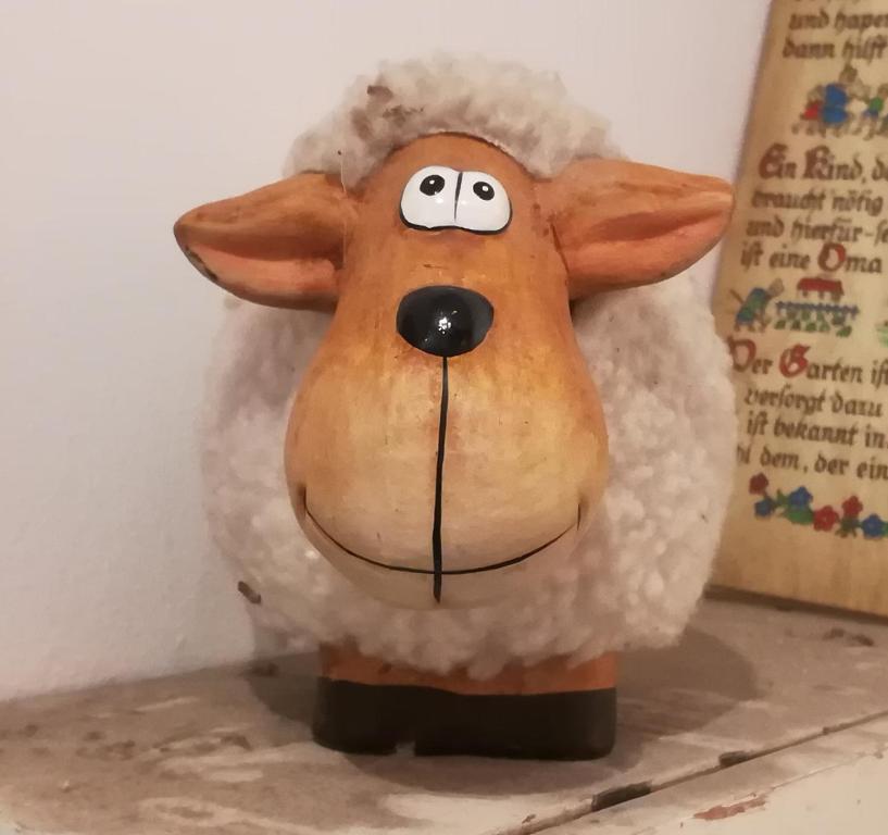 a stuffed animal of a sheep with a face at Alte Schäferei in Straupitz