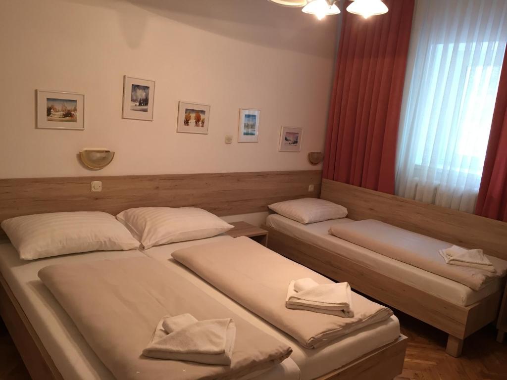 Postel nebo postele na pokoji v ubytování Apartmaji in sobe Tina