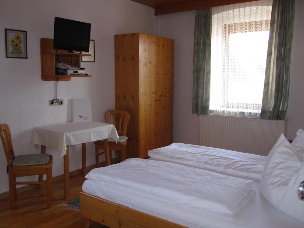 Postel nebo postele na pokoji v ubytování Gasthof Ebner