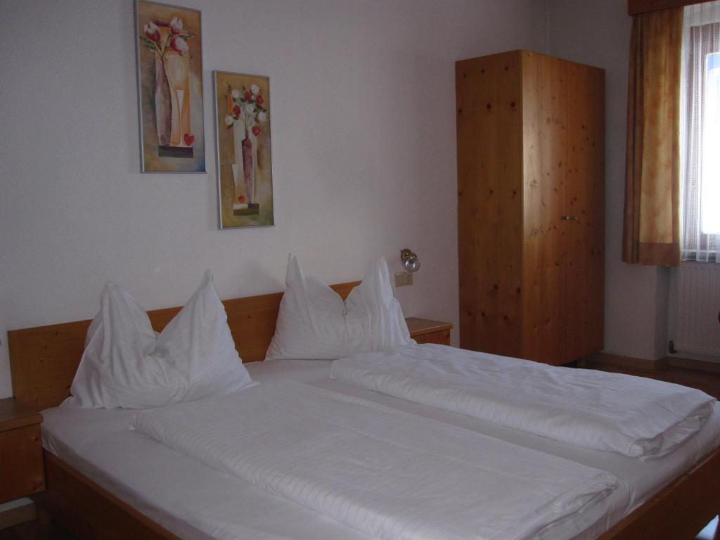 Postel nebo postele na pokoji v ubytování Gasthof Ebner