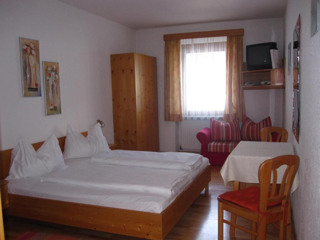 Postel nebo postele na pokoji v ubytování Gasthof Ebner