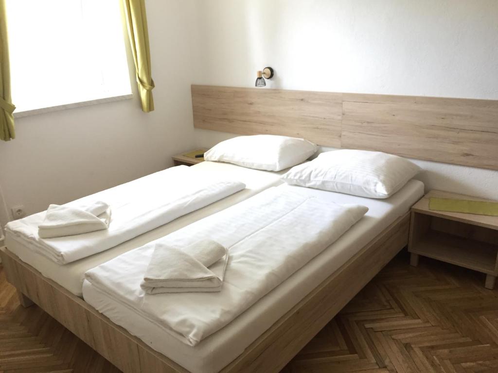 Postel nebo postele na pokoji v ubytování Apartmaji in sobe Tina