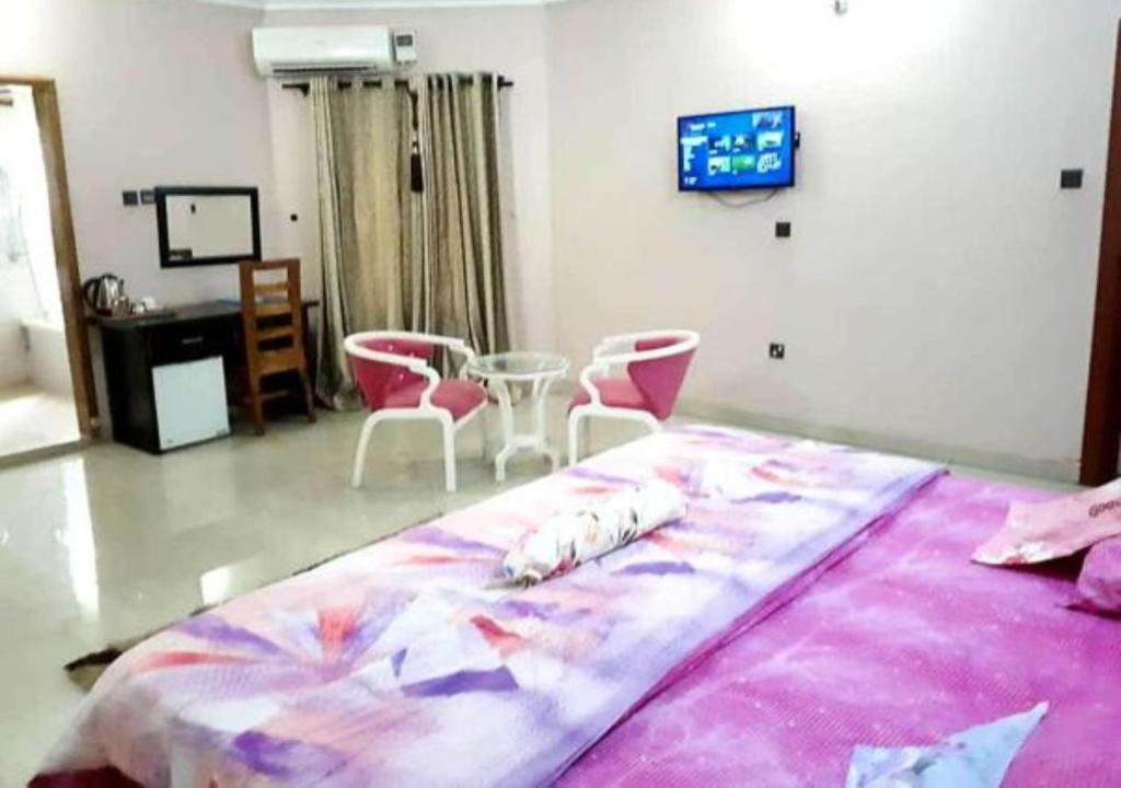 Postel nebo postele na pokoji v ubytování Nue-Crest Hotels & Suites