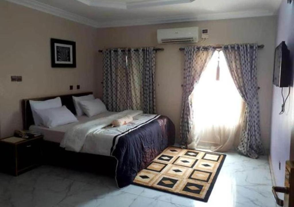 Postel nebo postele na pokoji v ubytování Nue-Crest Hotels & Suites