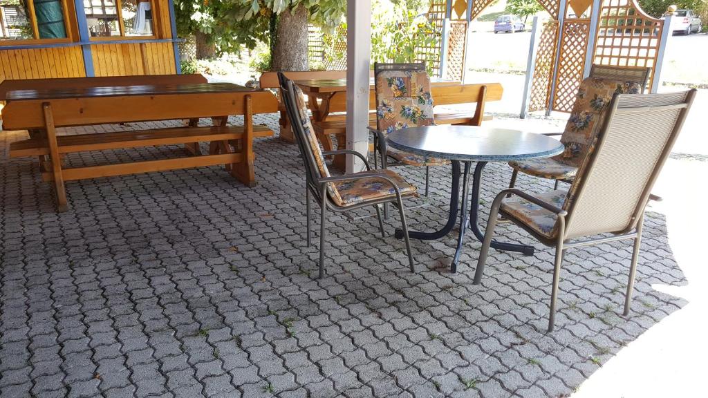 Restaurace v ubytování Gasthof Paradiesgartl