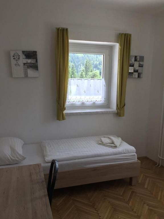Postel nebo postele na pokoji v ubytování Apartmaji in sobe Tina