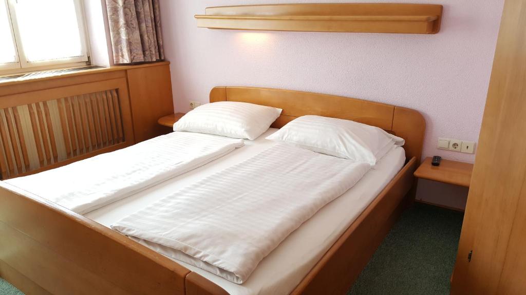 Postel nebo postele na pokoji v ubytování Gasthof Paradiesgartl
