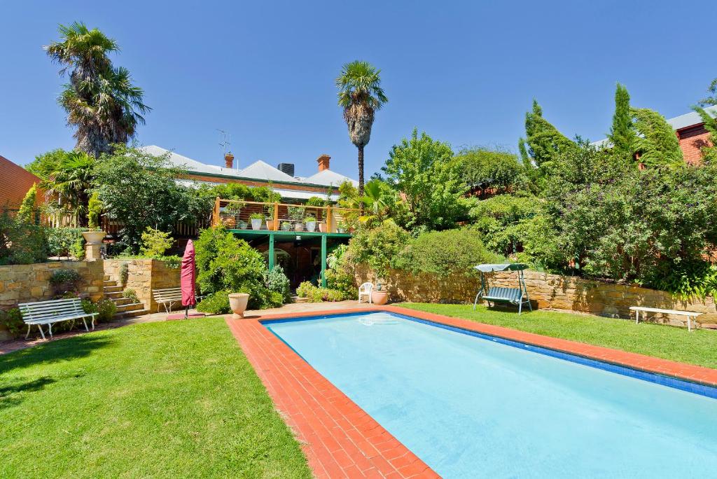 een zwembad in de tuin van een huis bij Corvah House in Castlemaine