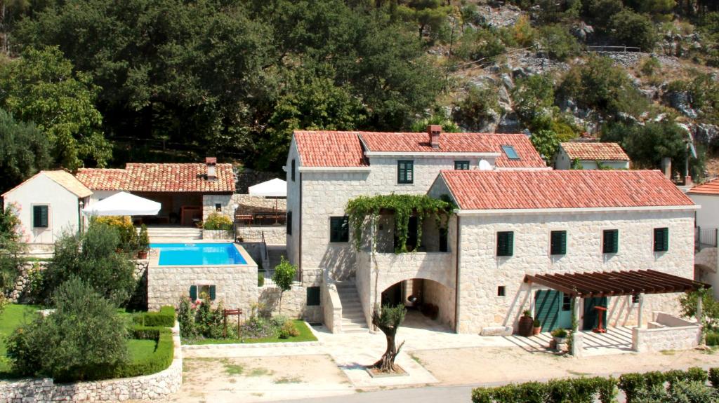 una vista aérea de una casa con piscina en Kameni Dvori - Family Holiday Villa near Dubrovnik, en Lovorno