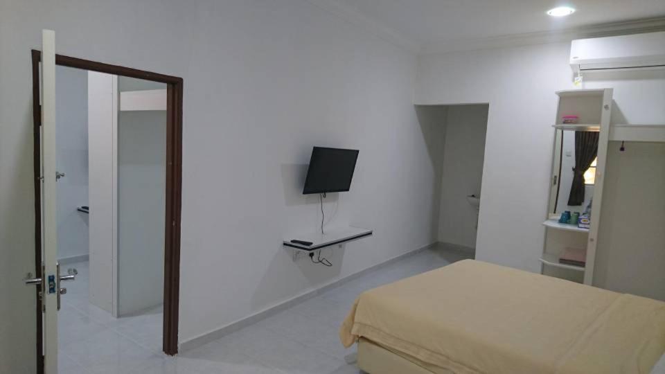 TV a/nebo společenská místnost v ubytování The Sofea Inn Transit Room Airport Kota Bharu