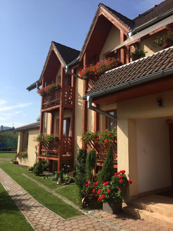 uma casa com caixas de flores ao lado dela em Villa Elena em Smizany