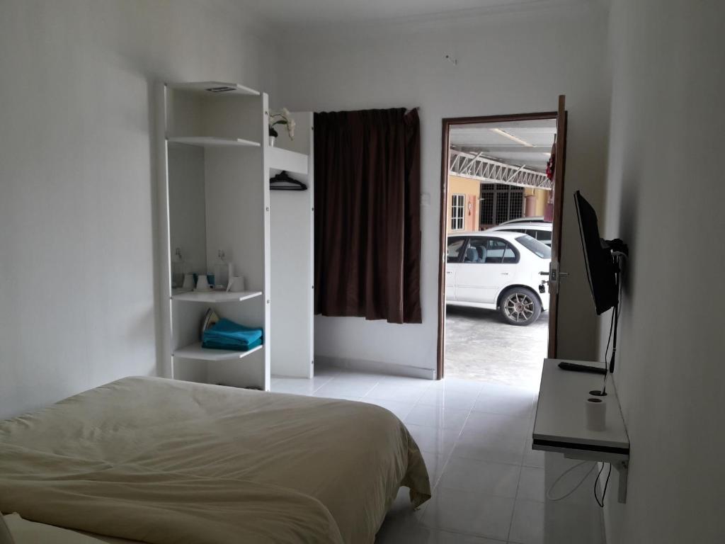 Postel nebo postele na pokoji v ubytování The Sofea Inn Transit Room Airport Kota Bharu