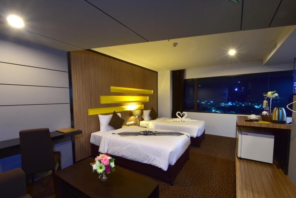 Giường trong phòng chung tại Siam Oriental Hotel