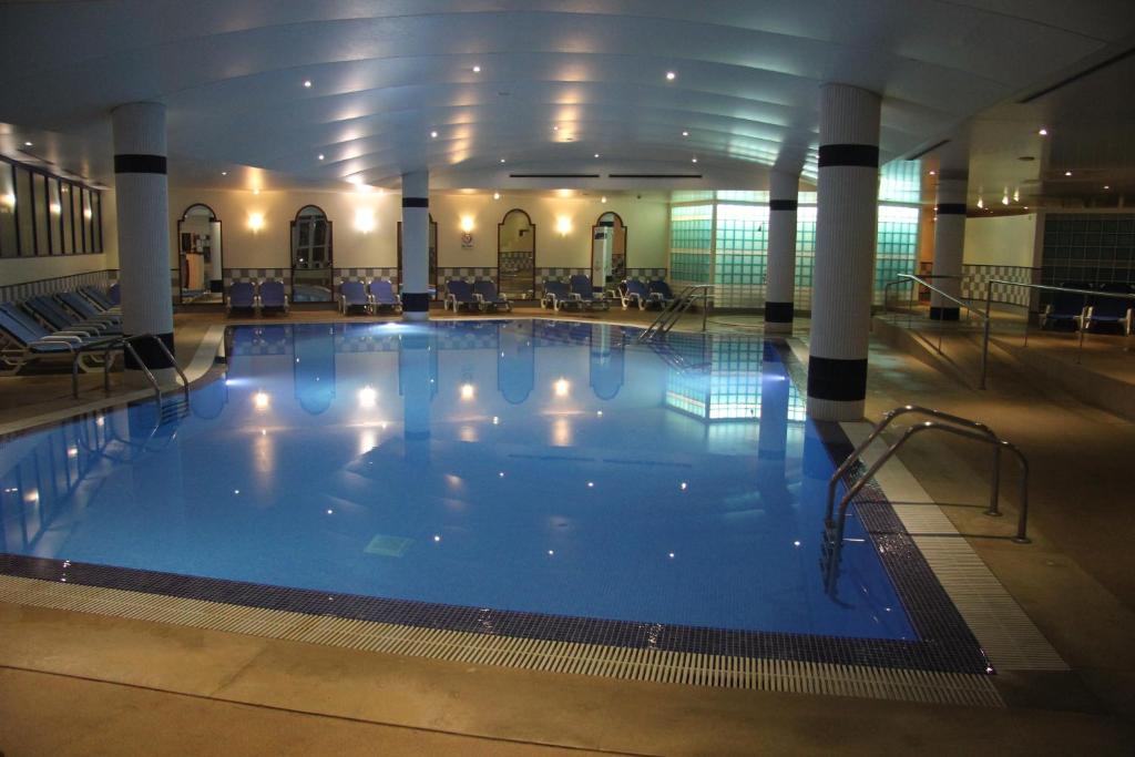 Bazén v ubytování Suite Hotel Jardins Da Ajuda nebo v jeho okolí