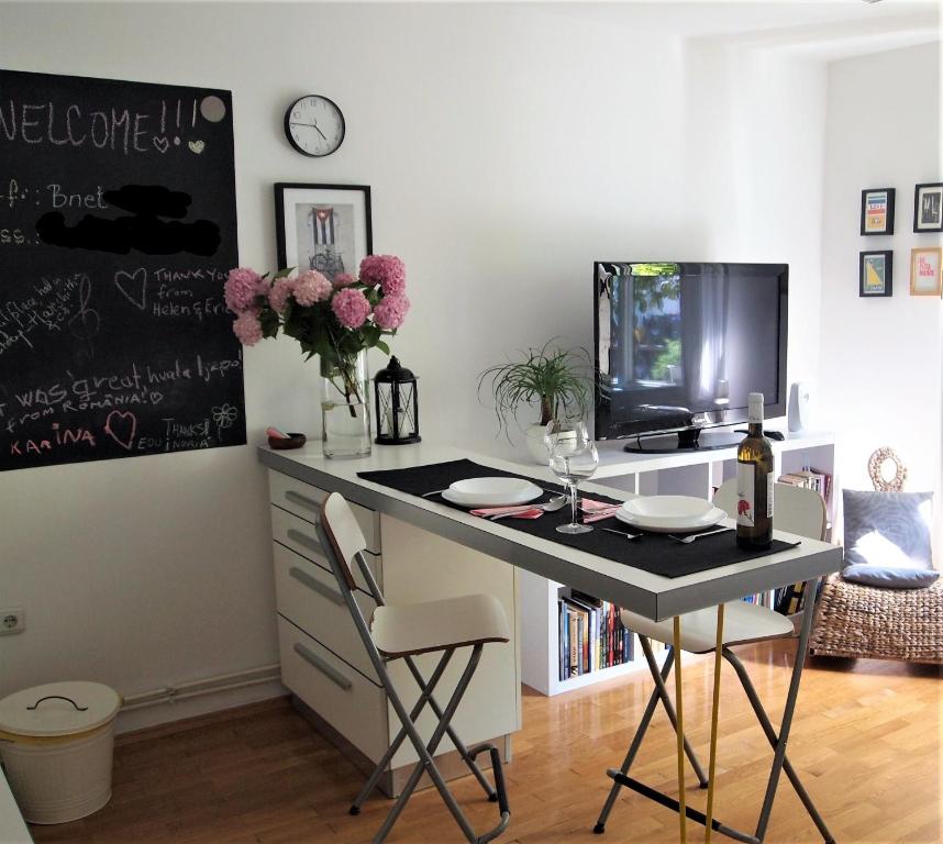 een bureau in een kamer met een tafel en stoelen bij Chic apartment in Zagreb