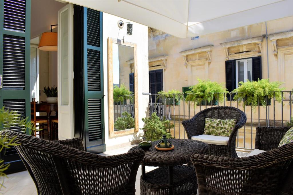 d'une terrasse avec des chaises, une table et une fenêtre. dans l'établissement Biccari6 Terrace Apartment, à Lecce