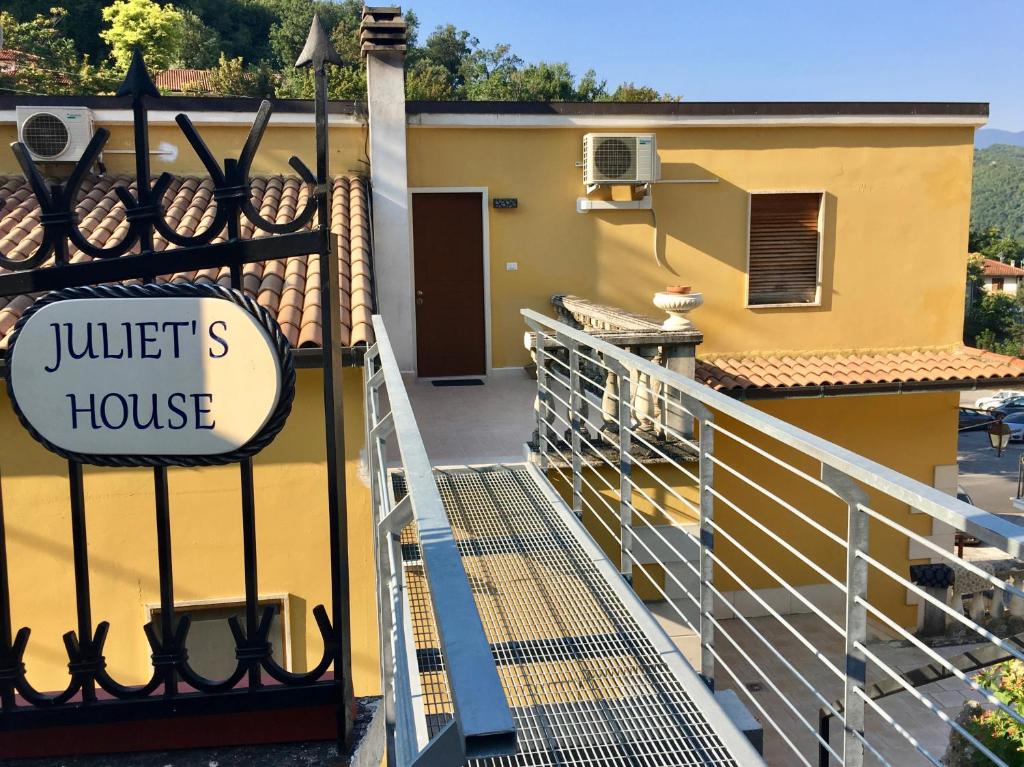 a balcony with a sign for a guest house at Juliet's House in Lettomanoppello