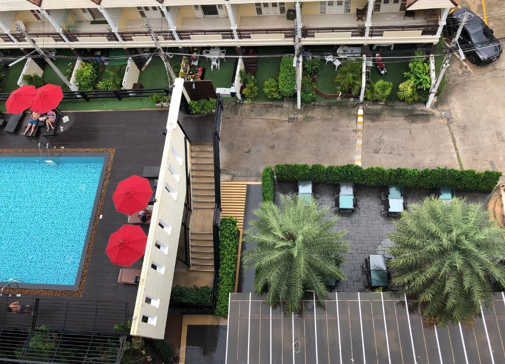 Golden Sea Pattaya - SHA Extra Plusの敷地内または近くにあるプール