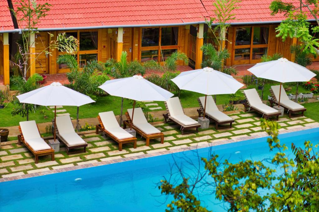 Bazén v ubytování Azura Resort Phu Quoc nebo v jeho okolí