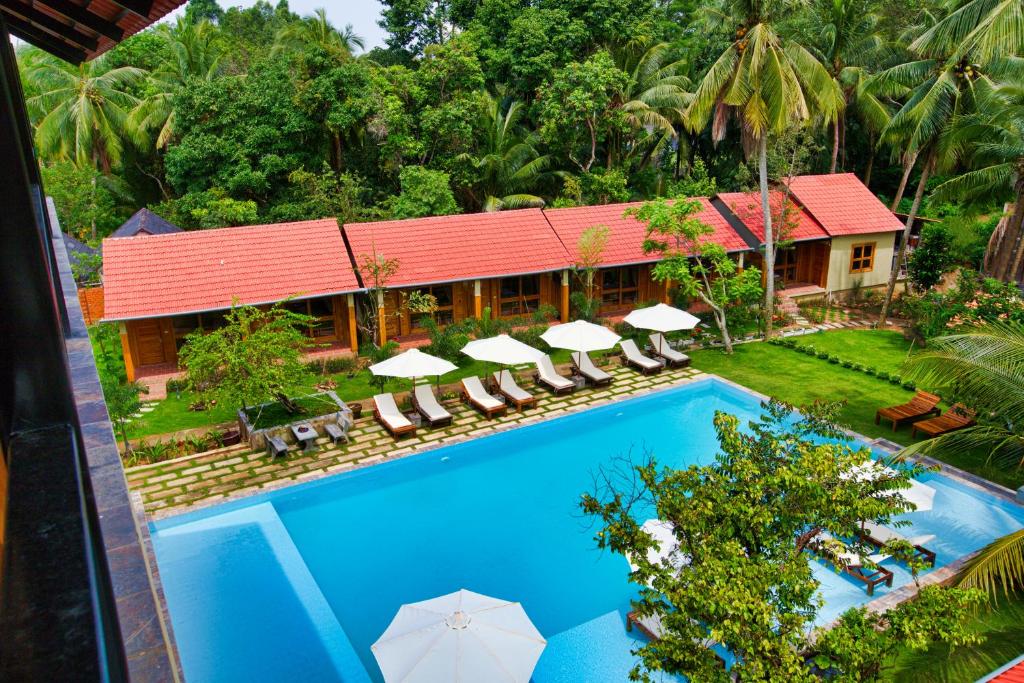 Bazén v ubytování Azura Resort Phu Quoc nebo v jeho okolí