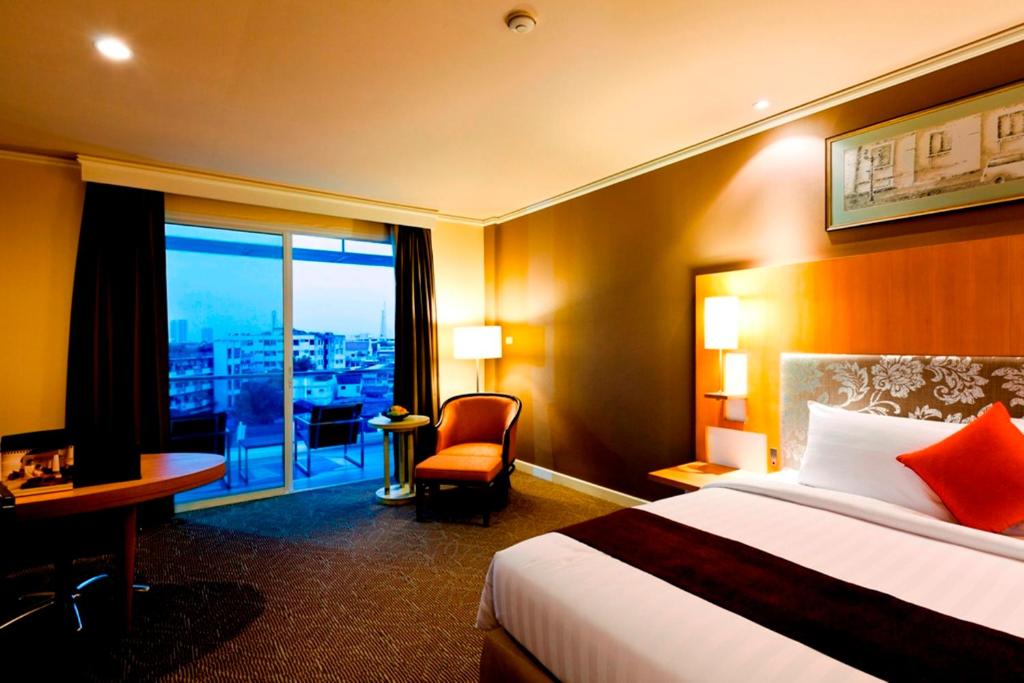 Royal Princess Larn Luang - SHA Extra Plus - Deluxe Double Or Twin Room With Balcony Pool View