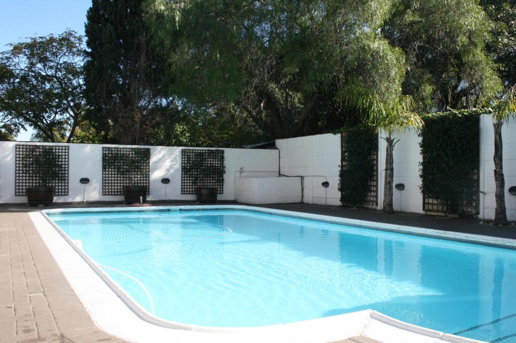 una gran piscina en un patio con árboles en Panorama Self Catering 2, en Panorama