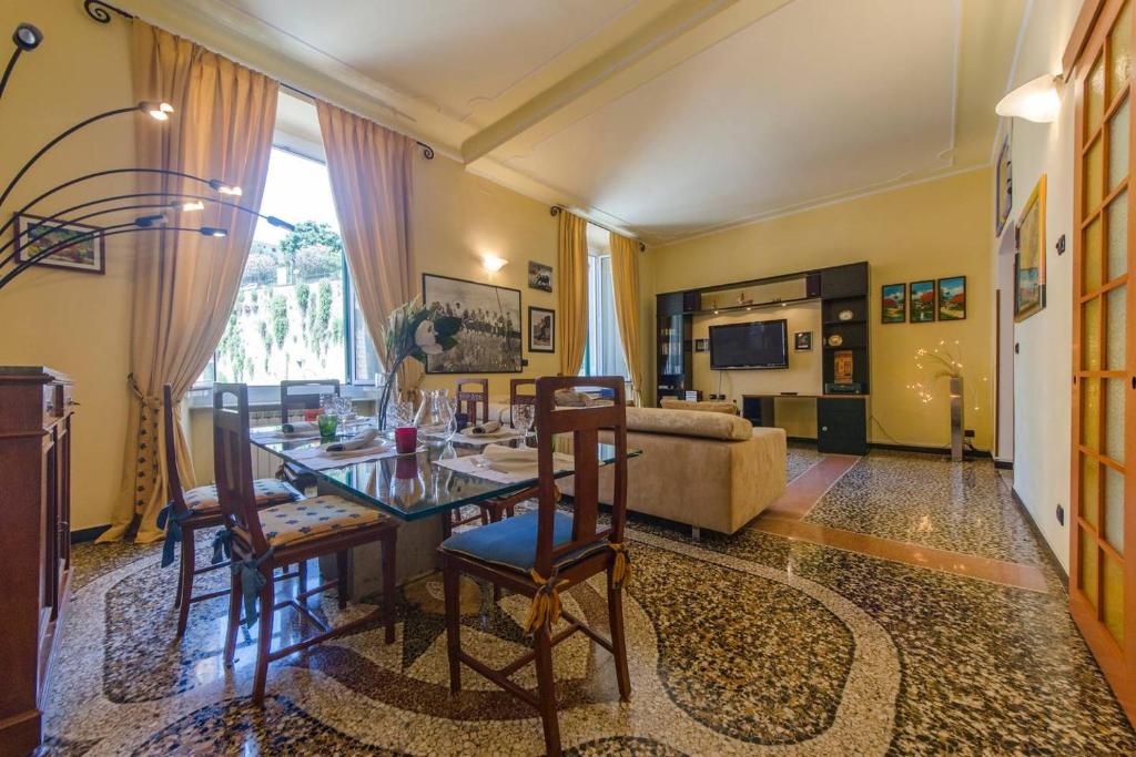 ジェノヴァにあるALTIDO 3-bed family flat at Genovaのリビングルーム(テーブル、椅子、ソファ付)
