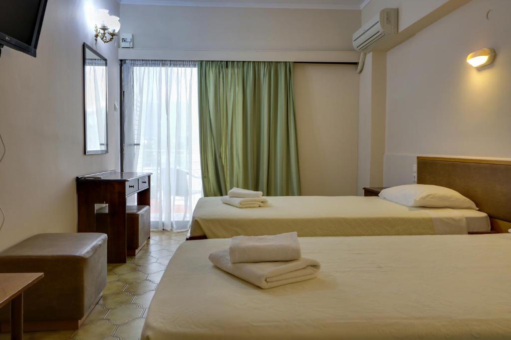 Postel nebo postele na pokoji v ubytování Calamos Beach Family Club