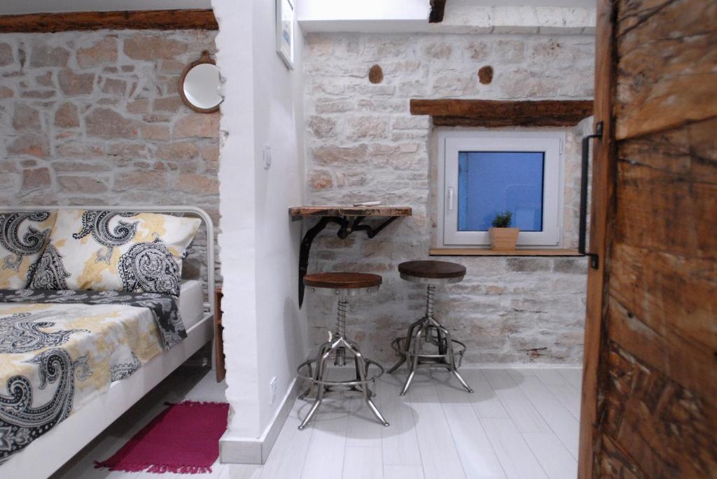een slaapkamer met een bed en een raam bij Studio apartman Tutto bene in Rovinj