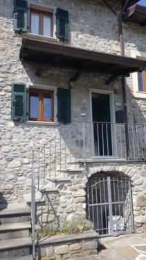 ein Steingebäude mit einer Treppe, einer Tür und Fenstern in der Unterkunft Casa Gloria in Pallerone