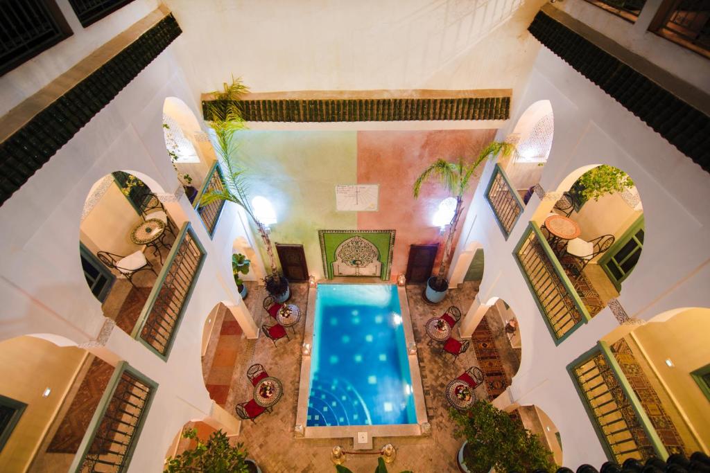 einen Blick über einen Pool in einem Haus in der Unterkunft Riad Caesar in Marrakesch