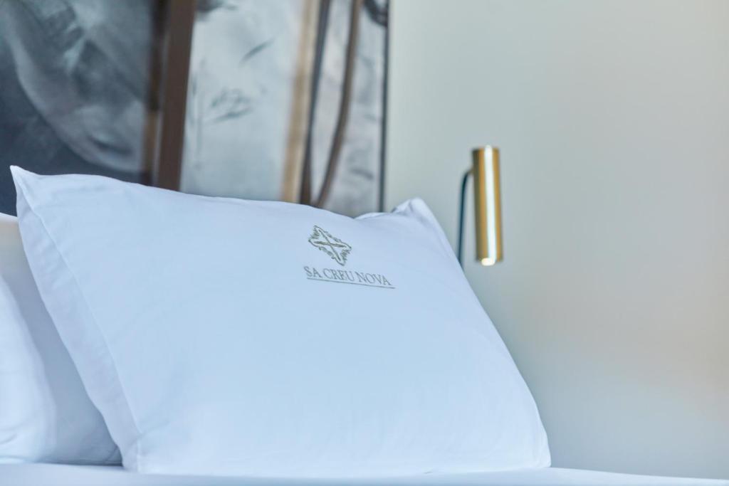 Postel nebo postele na pokoji v ubytování Sa Creu Nova Petit Palais Art & Spa