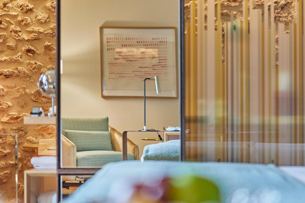Postel nebo postele na pokoji v ubytování Sa Creu Nova Petit Palais Art & Spa