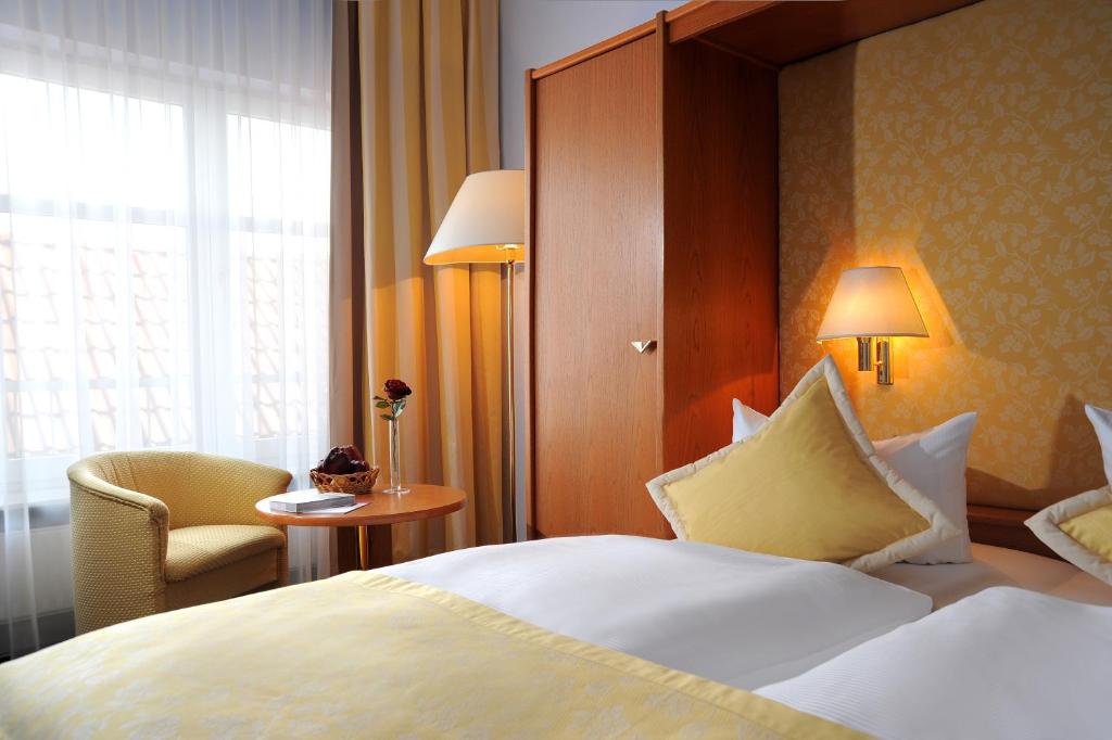 Postel nebo postele na pokoji v ubytování Romantik Hotel Schwanefeld & Spa