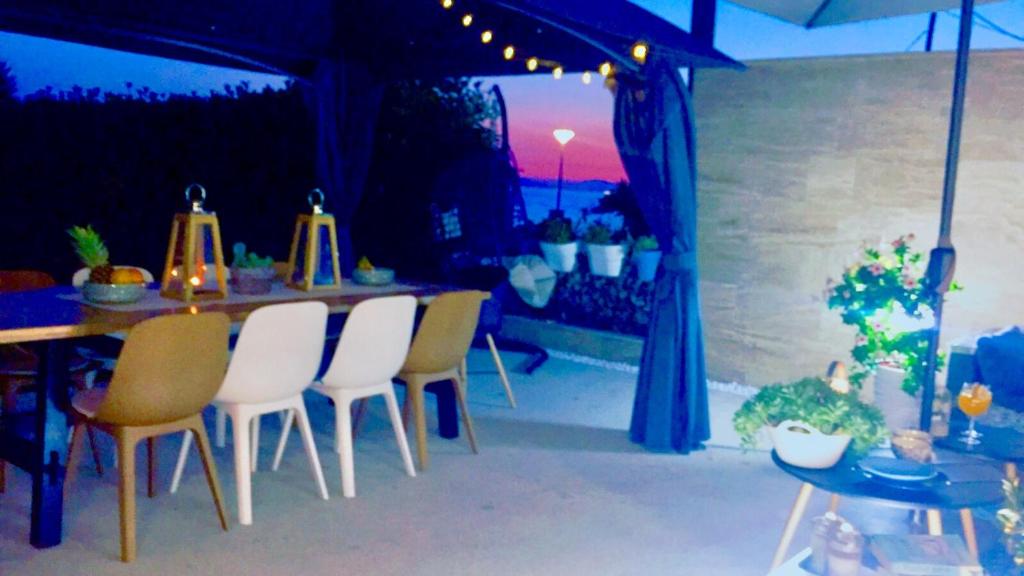 Fotografia z galérie ubytovania Villa Maris- beachfront villa with exclusive pool v destinácii Podstrana
