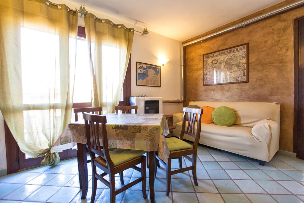 sala de estar con mesa y sofá en La Sartia Apartment, en Porto Pozzo