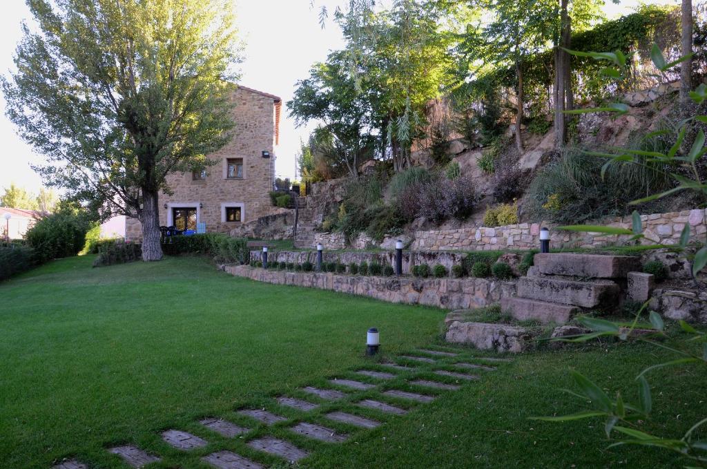 un jardín con escaleras que conducen a un edificio en Casa Rural ALCARREÑA, en Sigüenza