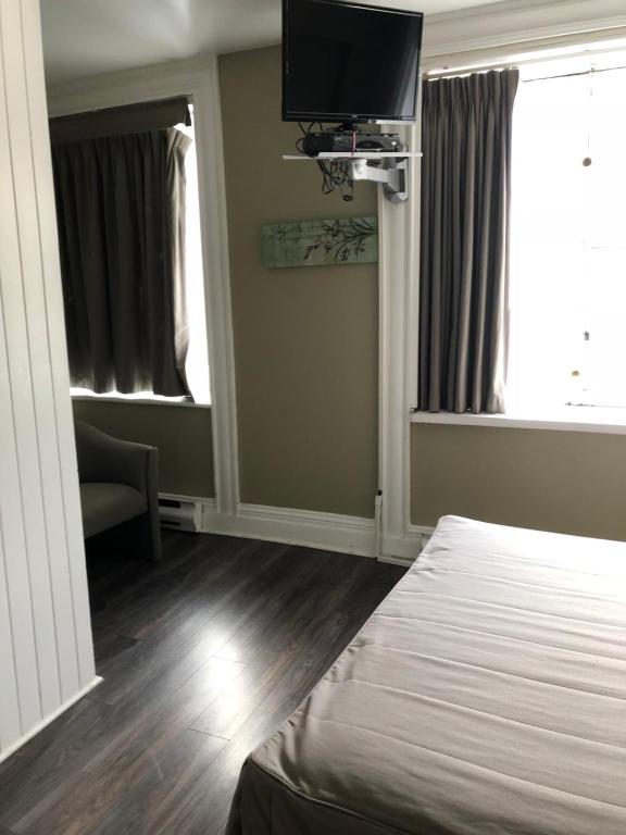 
Queen Room with Private Bathroom
