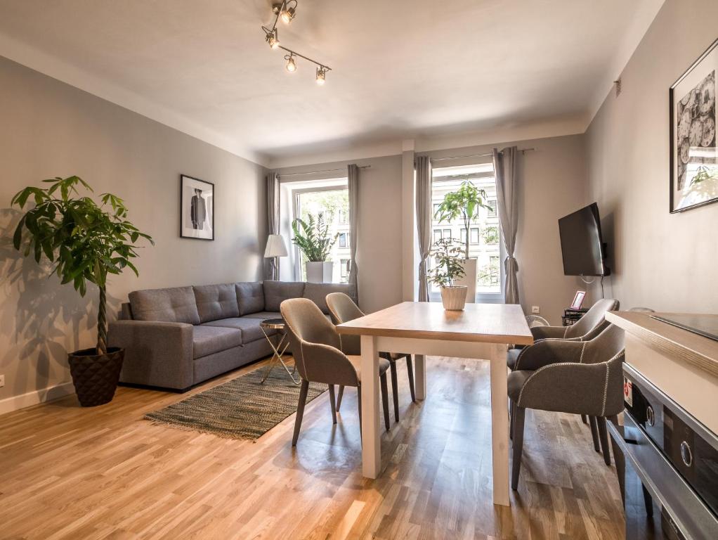 uma sala de estar com uma mesa e um sofá em WHITE RESIDENCE 4rooms - CITY CENTER em Varsóvia
