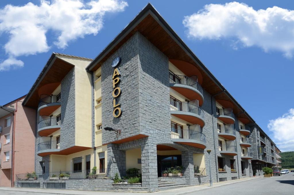 a building with a clock on the side of it at Hotel Apolo in Aínsa